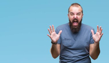 Genç beyaz hipster adam deli kutluyor arka plan izole ve başarı için kaldırdı kollarını açarak hayrete ve heyecanlı çığlık gözleri açık. Kazanan kavramı