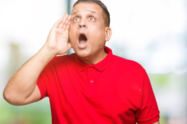 Orta yaş bağırarak ve ağzı üzerinde el ile yan için çığlık izole arka plan Arap adam. İletişim kavramı.