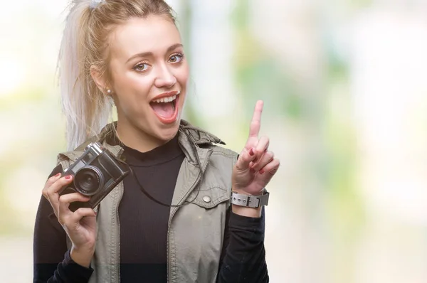 若いブロンドの女性の上のビンテージ カメラを使用して写真を撮る分離アイデアや質問 ナンバーワンの幸せそうな顔で指を指していると驚かれる背景 — ストック写真