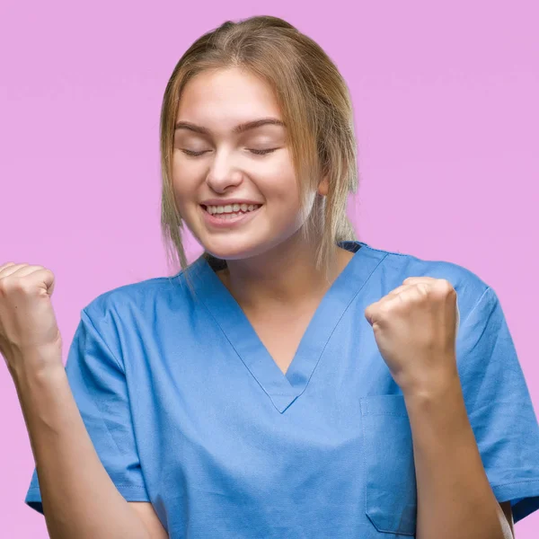 Üzerinde Cerrah Üniforma Giyen Genç Beyaz Hemşire Kadın Gülümseyerek Başarı — Stok fotoğraf