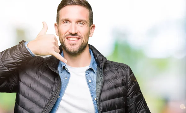 Bonito Homem Usando Casaco Inverno Sorrindo Fazendo Gesto Telefone Com — Fotografia de Stock