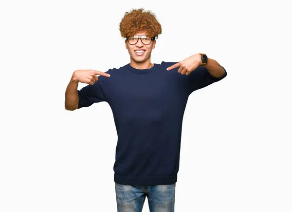 Junger Gutaussehender Mann Mit Afro Brille Der Selbstbewusst Mit Einem — Stockfoto