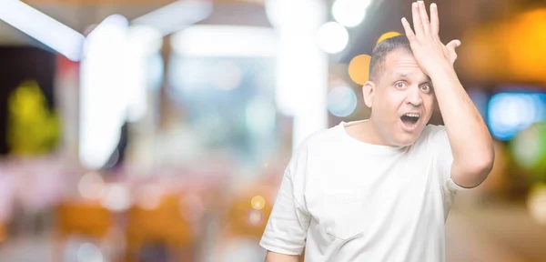 Arabischer Mann Mittleren Alters Weißem Shirt Über Isoliertem Hintergrund Überrascht — Stockfoto