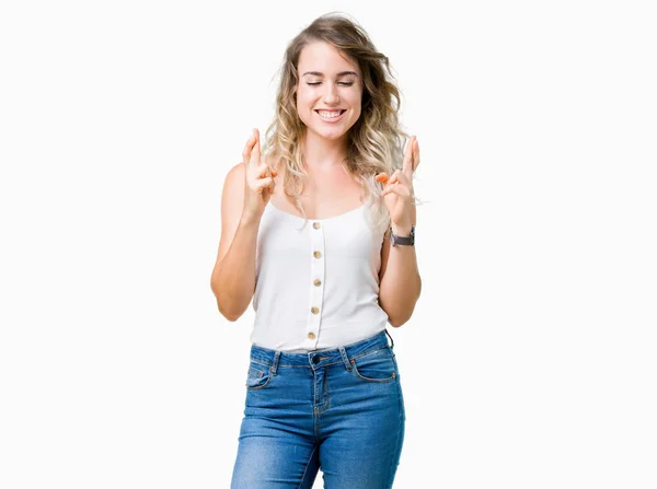 Jovem Bela Mulher Loira Sobre Fundo Isolado Sorrindo Cruzando Dedos — Fotografia de Stock