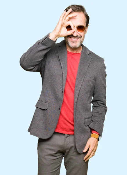 Homem Negócios Bonito Meia Idade Usando Óculos Sol Fazendo Gesto — Fotografia de Stock