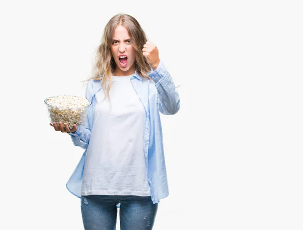 Linda Jovem Loira Comendo Pipocas Sobre Fundo Isolado Irritado Frustrado — Fotografia de Stock