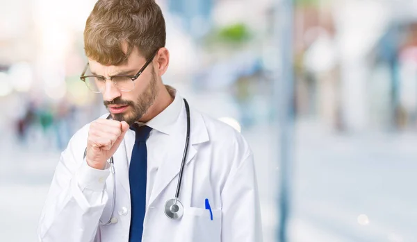 若い医者体調不良や風邪や気管支炎の症状として咳を感じて孤立の背景に病院のコートを着た男 ヘルスケアの概念 — ストック写真