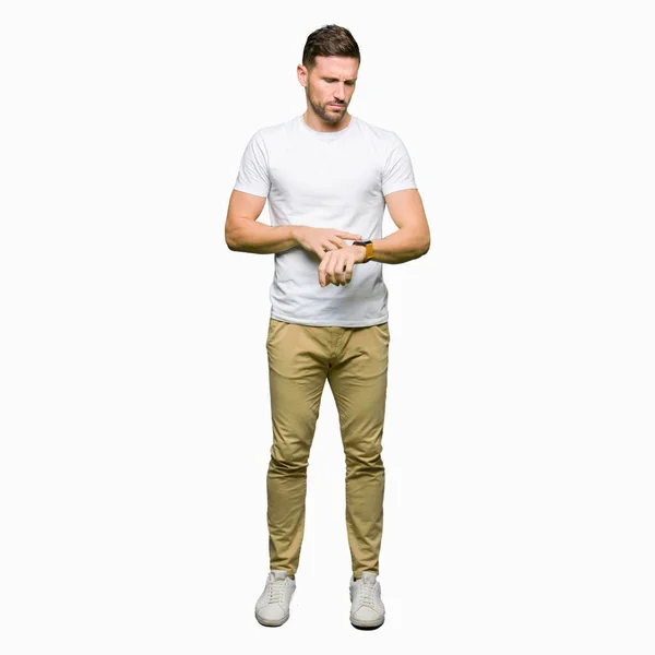 Bonito Homem Vestindo Camiseta Branca Casual Verificando Tempo Relógio Pulso — Fotografia de Stock