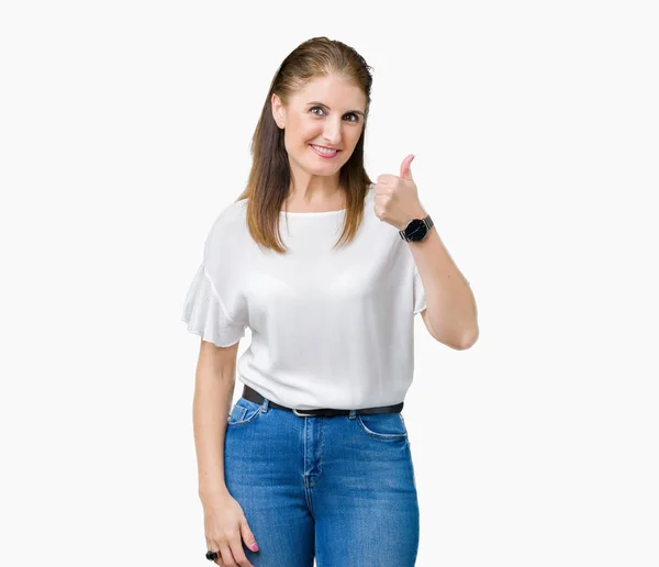 中年成熟美丽的女人在孤立的背景做快乐的大拇指用手的手势 通过显示成功来批准镜头的表达 — 图库照片