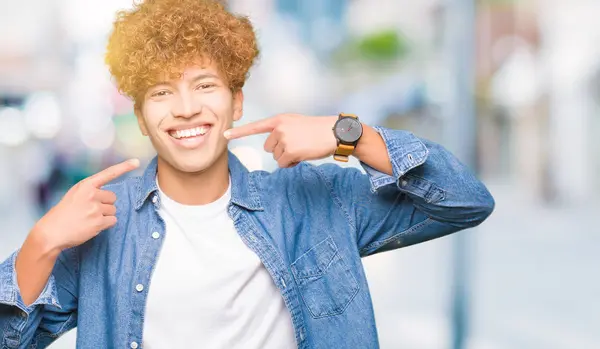 Junger Gutaussehender Mann Mit Afro Haaren Jeansjacke Selbstbewusst Lächelnd Und — Stockfoto