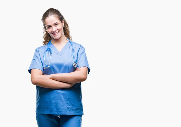 Menina Médica Morena Jovem Vestindo Uniforme Enfermeira Cirurgião Sobre Fundo — Fotografia de Stock