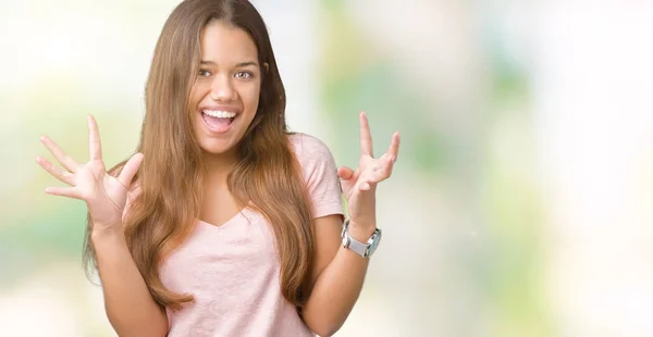 Jovem Bela Mulher Morena Vestindo Camiseta Rosa Sobre Fundo Isolado — Fotografia de Stock