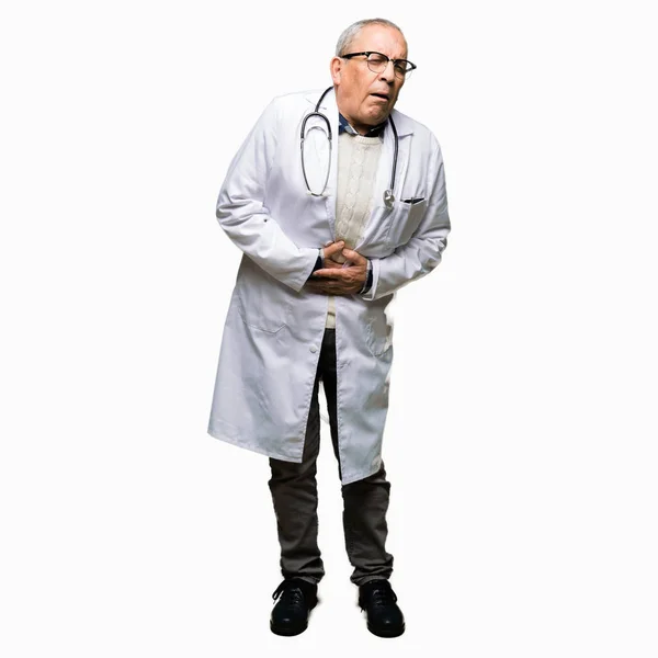 Όμορφος Ανώτερος Γιατρός Άνθρωπος Φορώντας Ιατρική Παλτό Χέρι Στο Στομάχι — Φωτογραφία Αρχείου