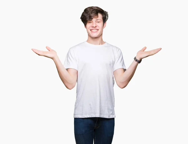 Mladý Pohledný Muž Nosí Ležérní Bílé Tričko Přes Samostatný Pozadí — Stock fotografie