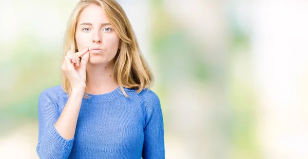 Bella Giovane Donna Che Indossa Maglione Blu Sopra Isolata Bocca — Foto Stock