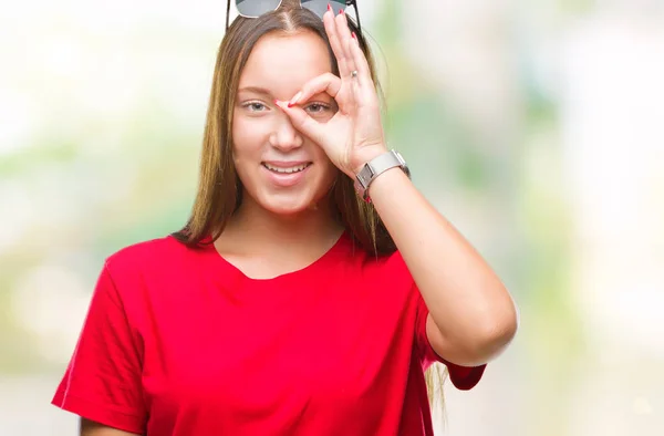 Mooie Kaukasische Jongedame Dragen Van Een Zonnebril Geïsoleerde Achtergrond Doen — Stockfoto