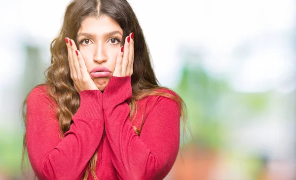 赤いセーター疲労困憊顔 うつ病や悲しみ カバーを身に着けている若い美しい女性が動揺し 問題に対するイライラ — ストック写真
