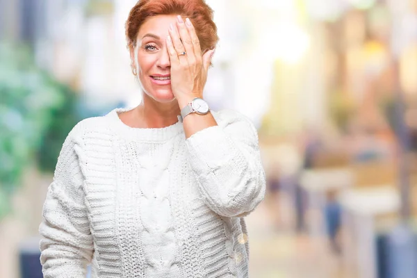 Attraktive Ältere Kaukasische Rothaarige Frau Mit Winterpullover Vor Isoliertem Hintergrund — Stockfoto