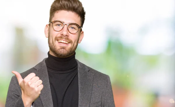 Jovem Homem Negócios Bonito Usando Óculos Fazendo Polegares Felizes Gesto — Fotografia de Stock