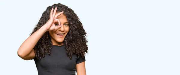 Mooie Jongedame Met Krullend Haar Doen Gebaar Met Hand Glimlachen — Stockfoto