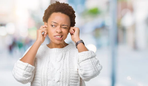 Hermosa Mujer Afroamericana Joven Con Suéter Sobre Fondo Aislado Que — Foto de Stock