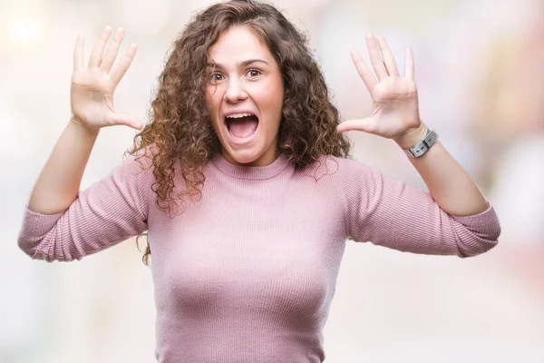 Mooie Brunette Krullend Haar Jong Meisje Roze Trui Dragen Geïsoleerde — Stockfoto