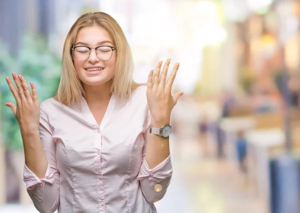 Unga Kaukasiska Affärskvinna Som Bär Glasögon Över Isolerade Bakgrund Firar — Stockfoto