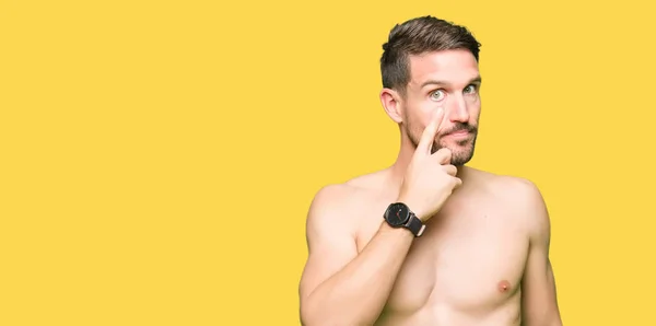 Όμορφος Άνδρας Shirtless Δείχνει Γυμνό Στήθος Επισημαίνοντας Μάτι Βλέποντας Σας — Φωτογραφία Αρχείου