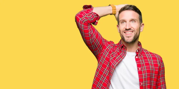 Schöner Mann Lässigem Hemd Lächelt Zuversichtlich Berühren Haare Mit Hand — Stockfoto