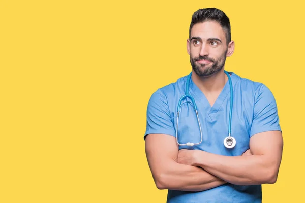 Bonito Jovem Médico Cirurgião Homem Sobre Fundo Isolado Sorrindo Olhando — Fotografia de Stock