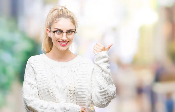 Joven Hermosa Mujer Rubia Con Gafas Sobre Fondo Aislado Sonriendo — Foto de Stock