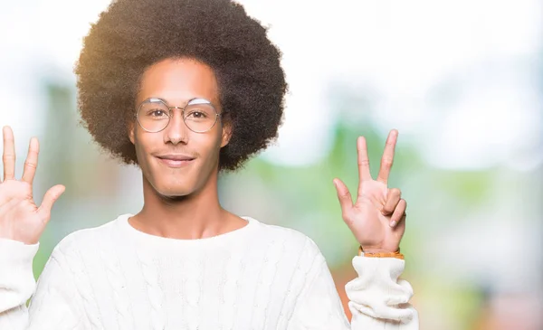 Молодий Афроамериканець Людиною Афро Волосся Окулярах Показ Вказуючи Пальцями Число — стокове фото