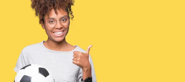 Jovem Afro Americana Segurando Bola Futebol Sobre Fundo Isolado Feliz — Fotografia de Stock