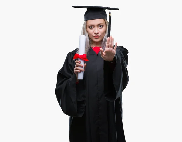 Mladá Blond Žena Postgraduální Uniformě Drží Titul Nad Izolované Pozadí — Stock fotografie