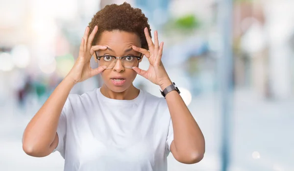 Linda Jovem Afro Americana Vestindo Óculos Sobre Fundo Isolado Tentando — Fotografia de Stock