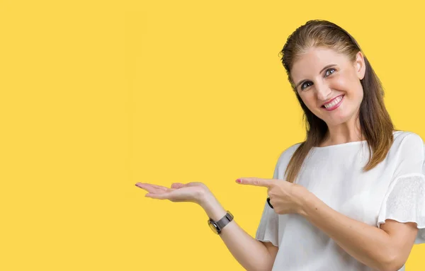 Idade Média Mulher Bonita Madura Sobre Fundo Isolado Espantado Sorrindo — Fotografia de Stock