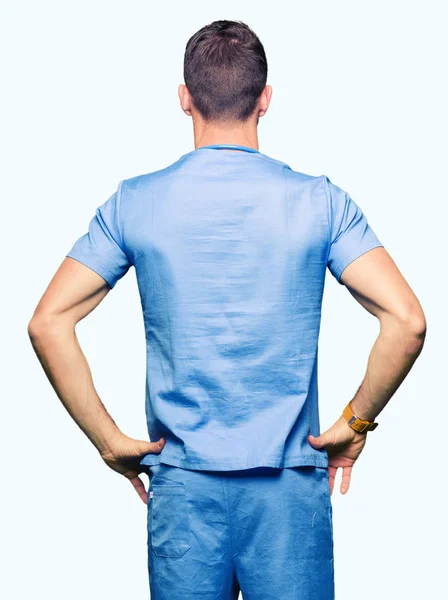 Stilig Läkare Man Bär Medicinsk Uniform Över Isolerade Bakgrund Stående — Stockfoto