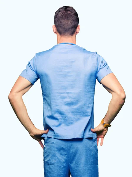 Bello Medico Uomo Indossa Uniforme Medica Sfondo Isolato Piedi All — Foto Stock