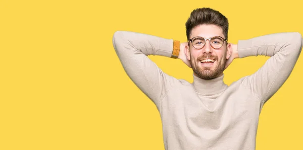 Jovem Homem Negócios Bonito Usando Óculos Relaxar Esticar Com Braços — Fotografia de Stock