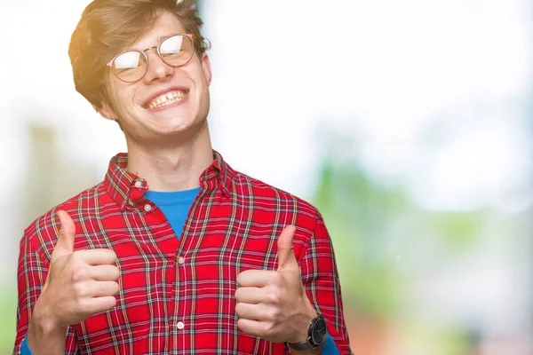 Homem Bonito Jovem Usando Óculos Sobre Sinal Sucesso Fundo Isolado — Fotografia de Stock