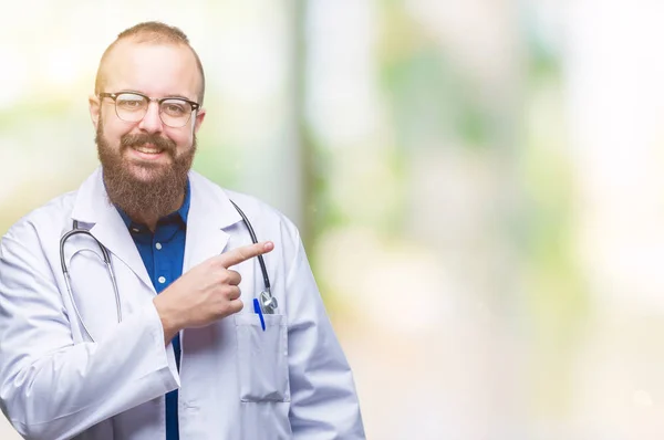 Giovane Medico Caucasico Uomo Indossa Cappotto Bianco Medico Sfondo Isolato — Foto Stock