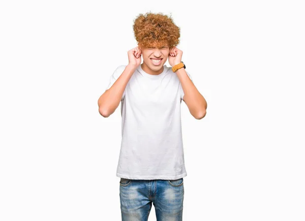 Homem Bonito Jovem Com Cabelo Afro Vestindo Casual Shirt Branca — Fotografia de Stock