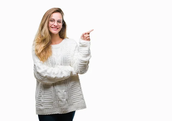 Junge Schöne Blonde Frau Trägt Winterpullover Und Sonnenbrille Über Isoliertem — Stockfoto