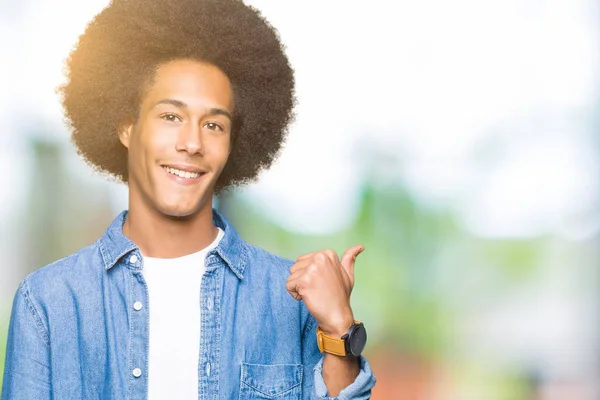 Junger Afrikanisch Amerikanischer Mann Mit Afrohaaren Lächelt Mit Glücklichem Gesicht — Stockfoto