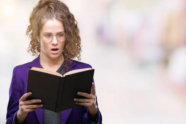 Młoda Brunetka Student Dziewczyna Ubrana Szkolny Mundurek Czytając Książkę Białym — Zdjęcie stockowe