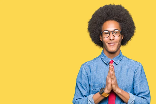 Mladí Africké Americké Obchodní Muž Afro Vlasy Nosí Brýle Modlit — Stock fotografie