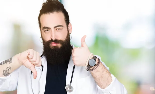 Doctor Long Hair Wearing Medical Coat Stethoscope Doing Thumbs Disagreement — Stock Photo, Image