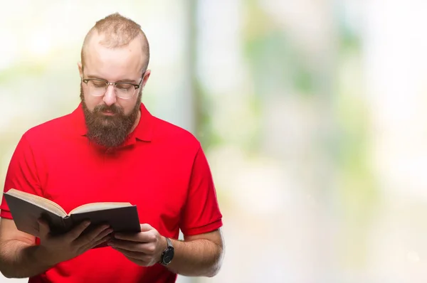 Joven Hipster Hombre Con Gafas Lectura Libro Sobre Fondo Aislado — Foto de Stock