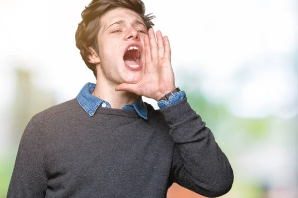 Joven Hombre Elegante Guapo Sobre Fondo Aislado Gritando Gritando Fuerte —  Fotos de Stock