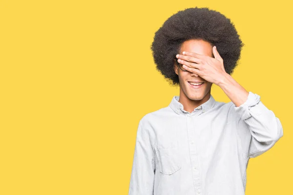 Joven Afroamericano Con Pelo Afro Usando Gafas Sonriendo Riendo Con —  Fotos de Stock